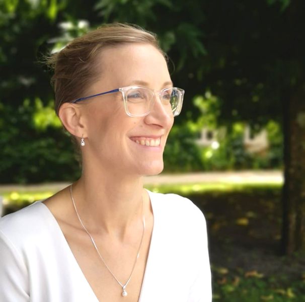 Portrait d'Alice Rose, thérapeute énergéticienne et médium à Cestas