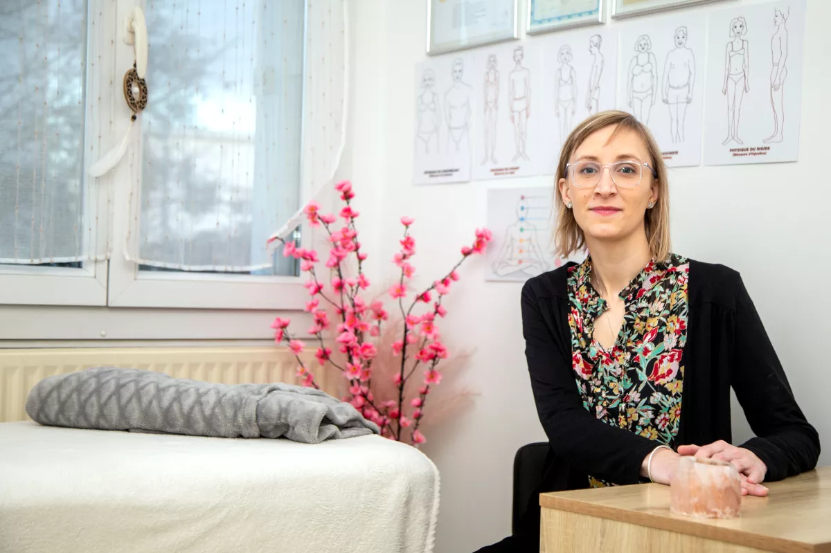 Alice Rose, thérapeute énergéticienne et médium à Cestas, portrait dans son cabinet