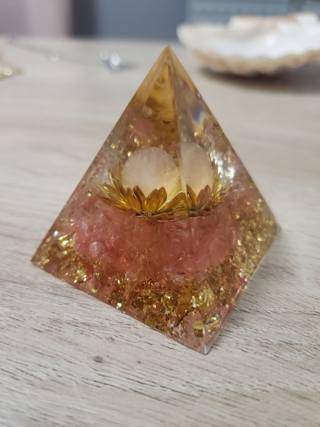 Orgonite rose au quartz rose – Amour, douceur et guérison émotionnelle